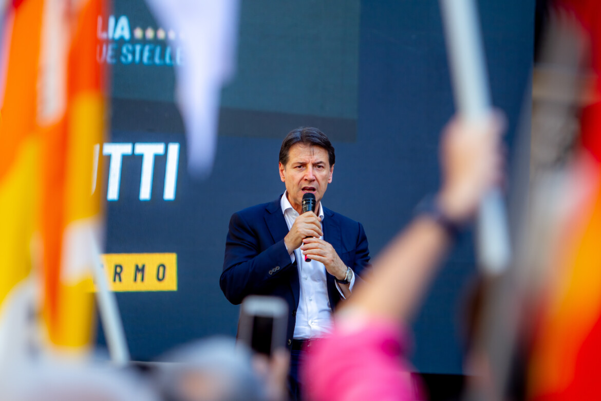 Ricci resta in campo. Il Pd: «Vada avanti». Conte studia il caso