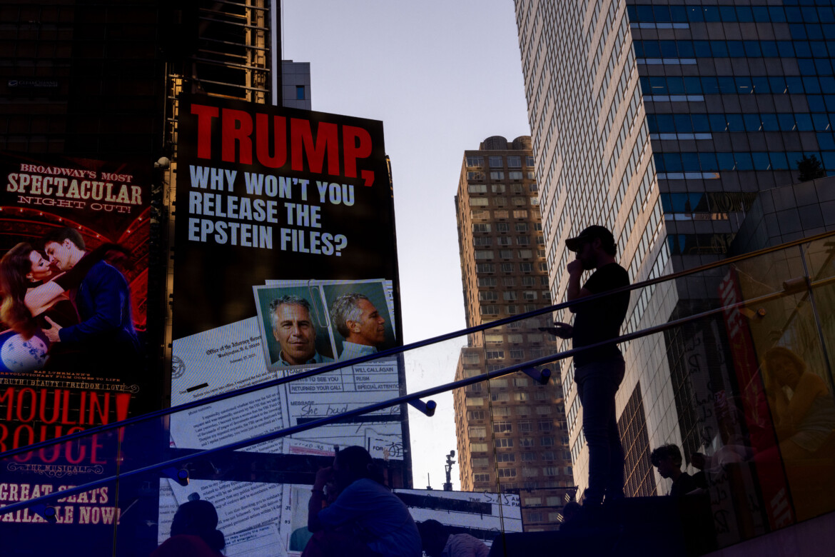 Usa, ora lo spettro di Epstein turba davvero Donald Trump