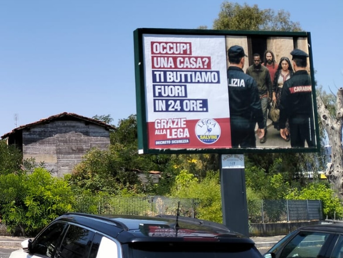 Rimossi dal Comune di Roma i manifesti della Lega