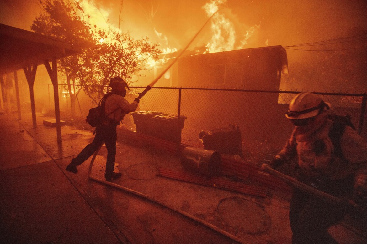 la potenza del fuoco sta bruciando la terra