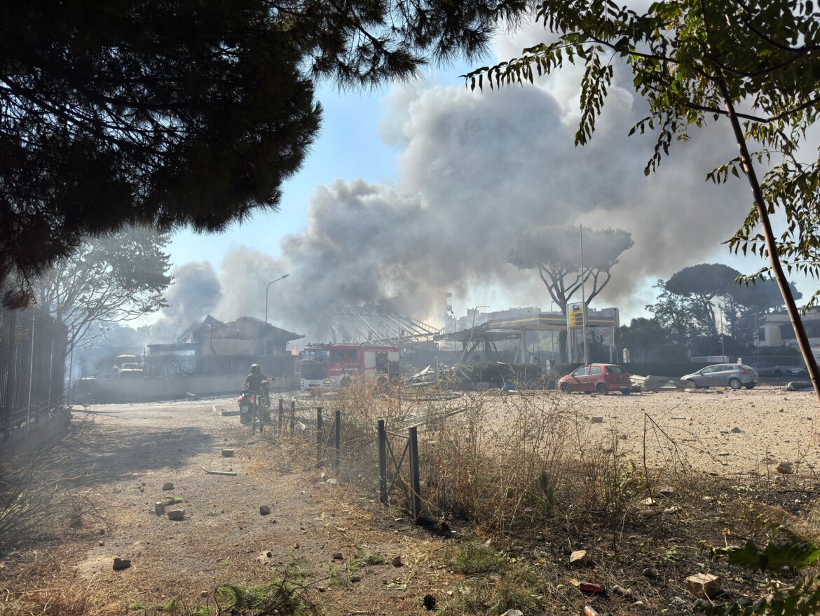 Roma, esplode pompa di benzina Roma, esplode pompa di benzina
