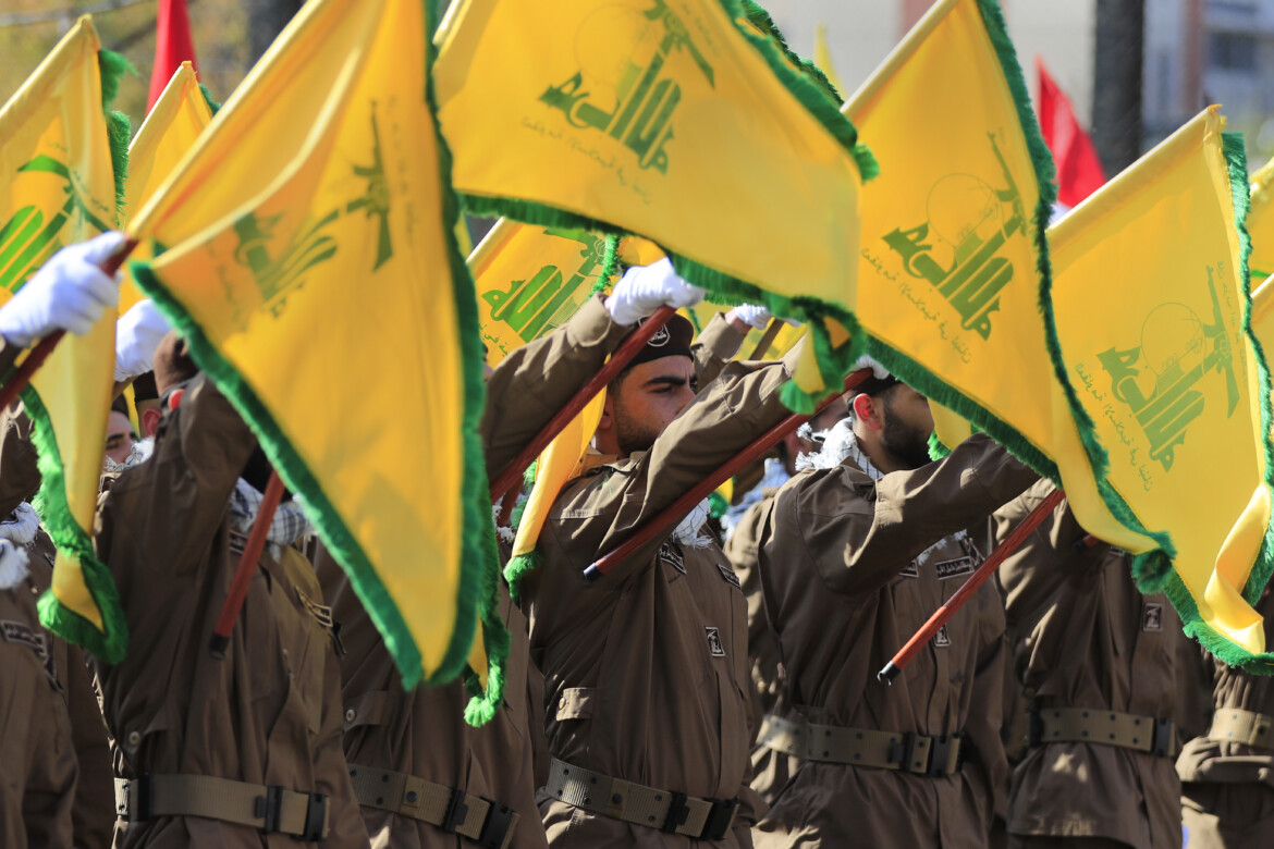 Beirut vota il disarmo di Hezbollah, i ministri sciiti disertano Beirut vota il disarmo di Hezbollah, i ministri sciiti disertano