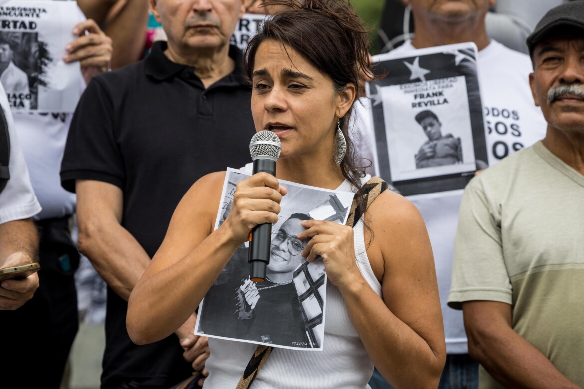 Martha Lía Grajales sparisce in un furgone della polizia