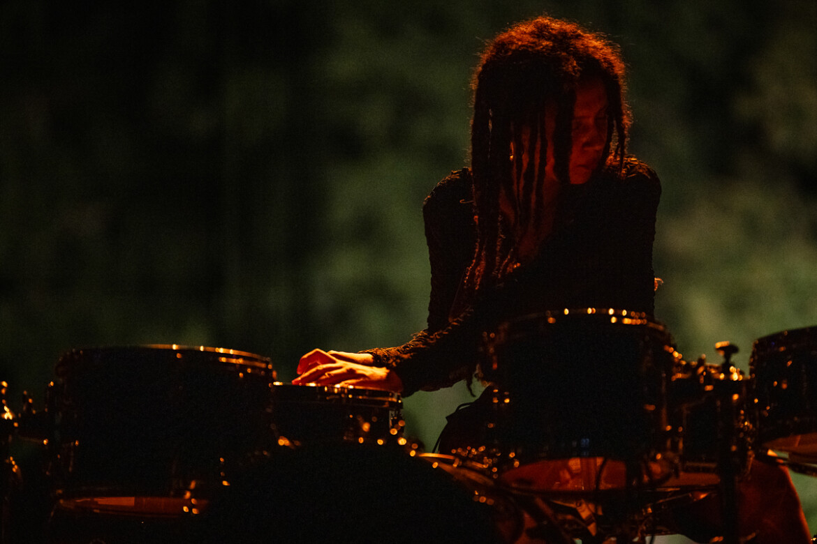 Jazz em Agosto, il colonialismo e i luoghi del sapere nel live di X Ray Hex Tet Jazz em Agosto, il colonialismo e i luoghi del sapere nel live di X Ray Hex Tet