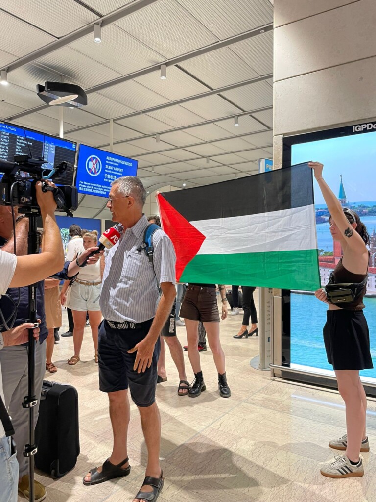 espulso perch233 pericoloso per israele non vogliono testimoni