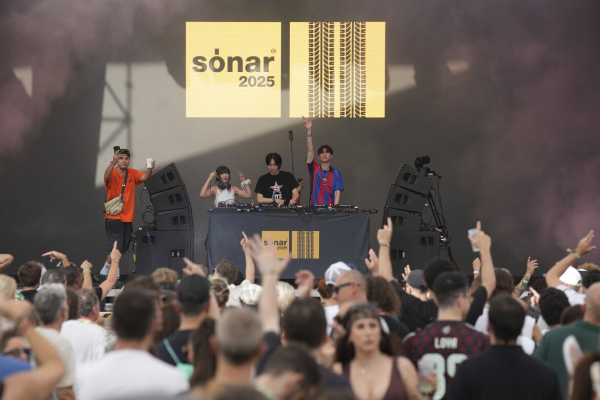 Suona, balla e boicotta. Cresce la campagna contro i festival della KKR