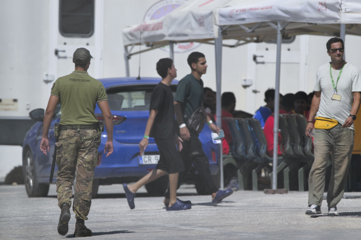Lampedusa, il giorno dopo: «Ora Meloni chiarisca la dinamica» Lampedusa, il giorno dopo: «Ora Meloni chiarisca la dinamica»