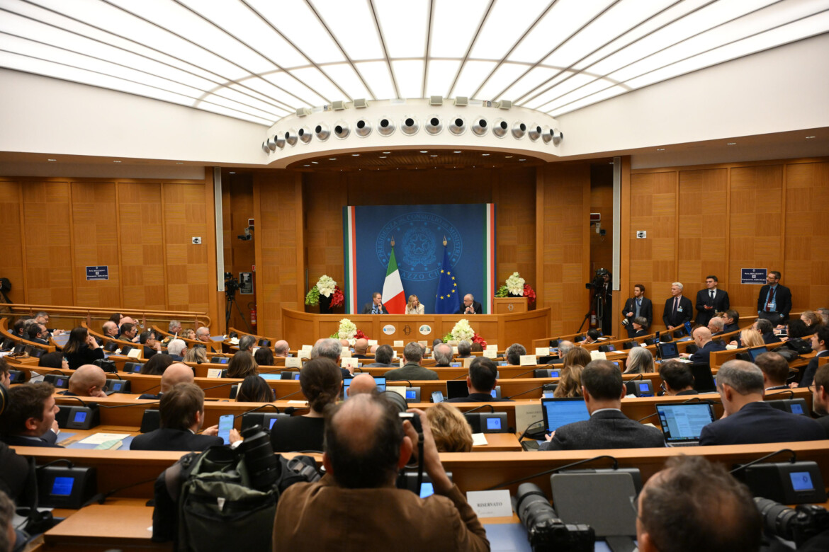 La premier in fuga dalle domande. Inseguendo il record dell’indiano Modi