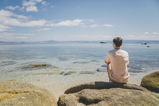 Tra gli scogli di Ischia nella luce dell’adolescenza