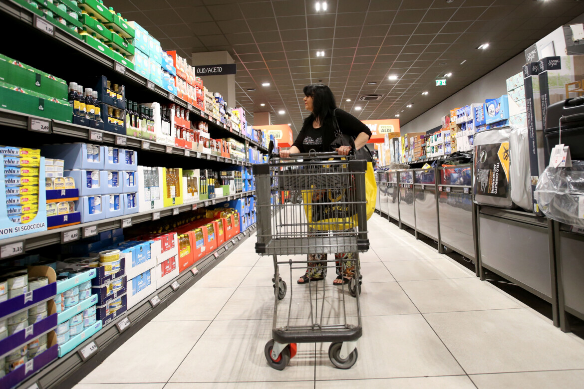 Boom caro spesa: mangiare costa, salari al palo