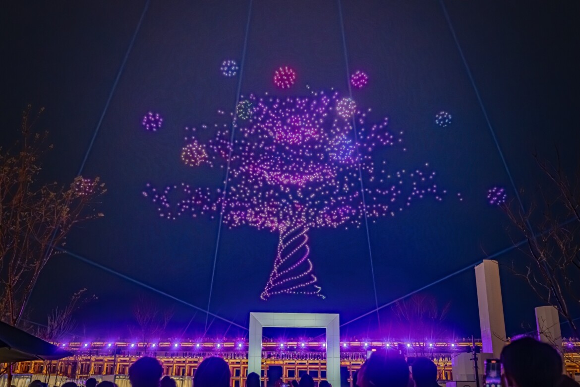osaka droni d8217artificio per le feste nel silenzio della notte