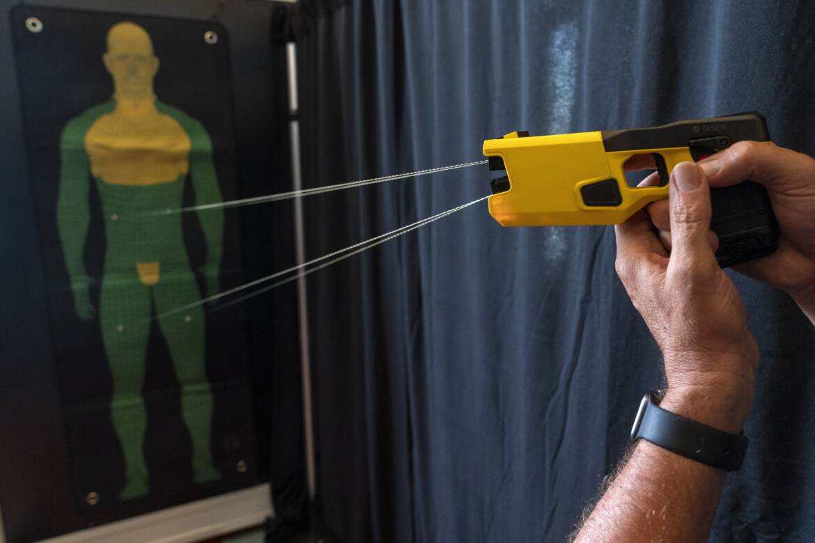Irene Testa: «Il Taser è uno strumento di tortura, che nuoce anche alle forze dell’ordine» Irene Testa: «Il Taser è uno strumento di tortura, che nuoce anche alle forze dell’ordine»