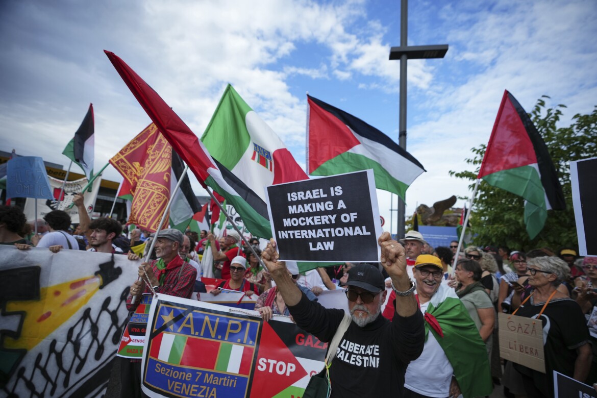 A Venezia diecimila in corteo, «i riflettori ora sul genocidio» A Venezia diecimila in corteo, «i riflettori ora sul genocidio»