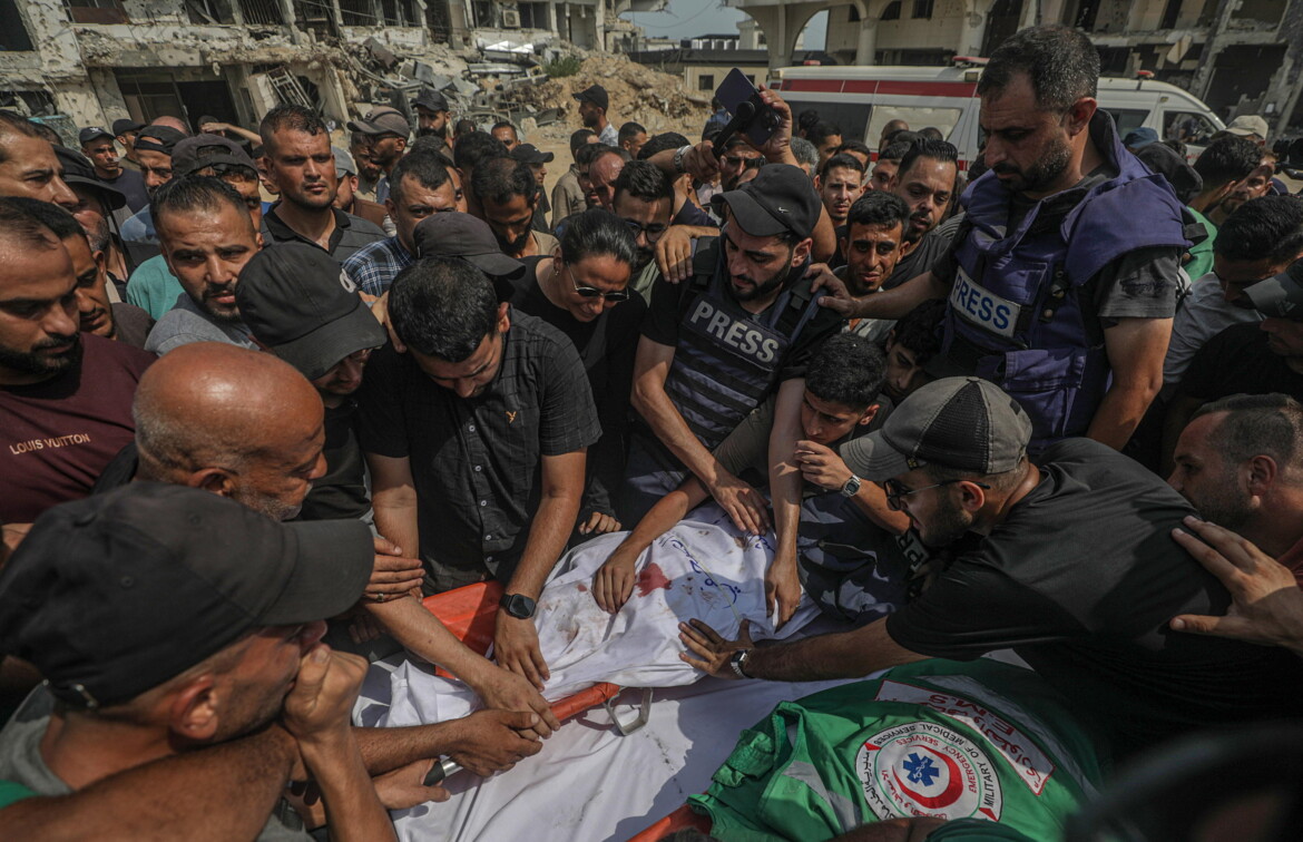 Invasione vicina, bomba sulla stampa di Gaza: uccisi sei giornalisti