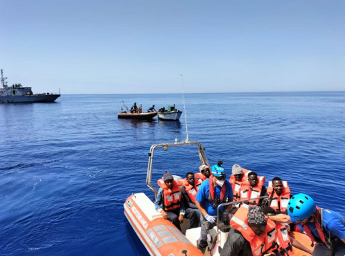 Mediterranea disobbedisce al Viminale e sbarca a Trapani Mediterranea disobbedisce al Viminale e sbarca a Trapani