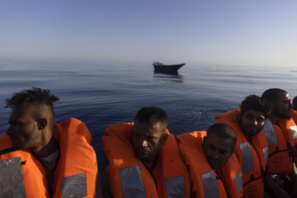 occupare il mare a lampedusa arriva la protesta