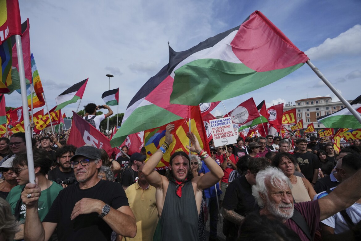 Sindacati pronti allo sciopero. Atenei occupati, porti bloccati
