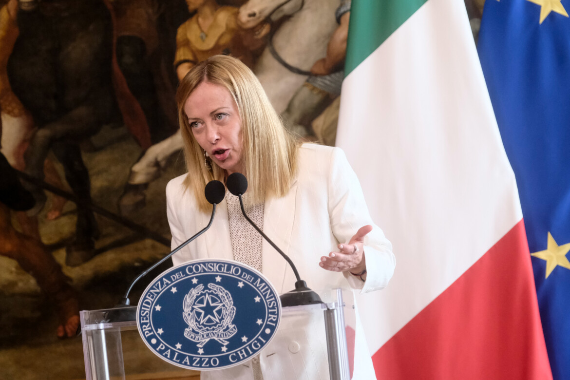Chigi non replica, Parigi in crisi favorisce Meloni Chigi non replica, Parigi in crisi favorisce Meloni