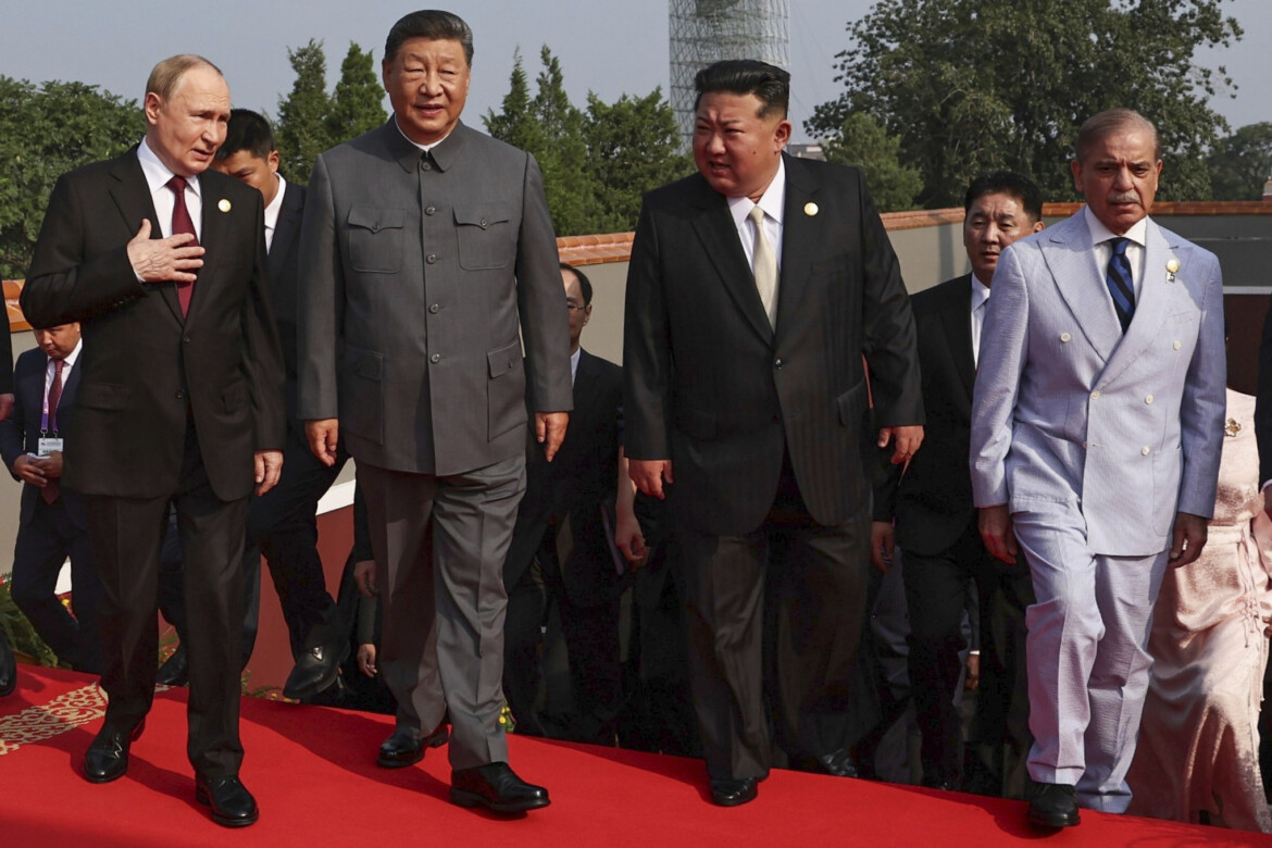 Pace o guerra, scegliete. La Cina di Xi mostra i muscoli del Timoniere Pace o guerra, scegliete. La Cina di Xi mostra i muscoli del Timoniere
