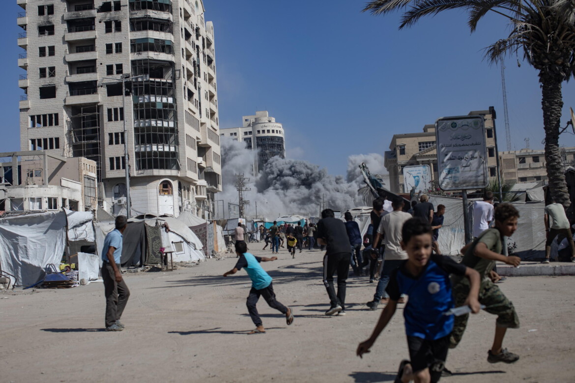 Gaza City sbriciolata dai raid. Tel Aviv: «Ed è solo l’inizio» Gaza City sbriciolata dai raid. Tel Aviv: «Ed è solo l’inizio»