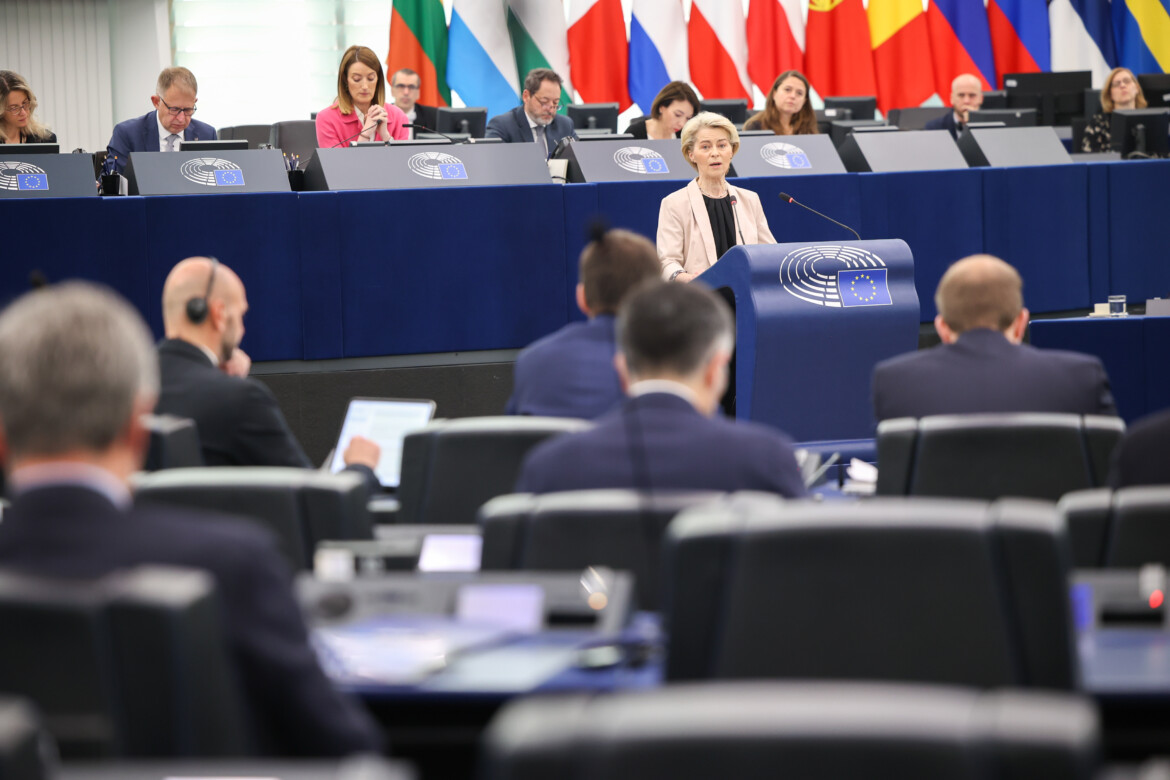 Ursula senza Unione. La presidente sotto accusa su tutti i fronti Ursula senza Unione. La presidente sotto accusa su tutti i fronti