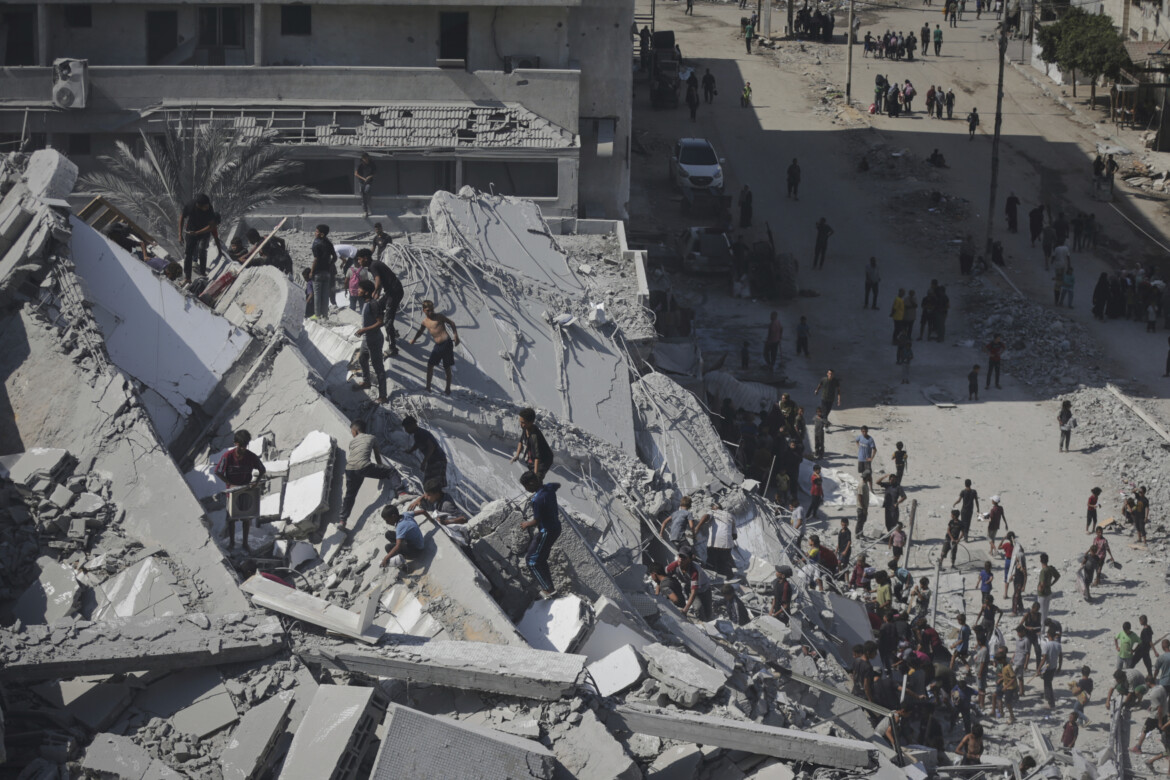 L’aviazione spiana la strada ai tank: Gaza City in briciole