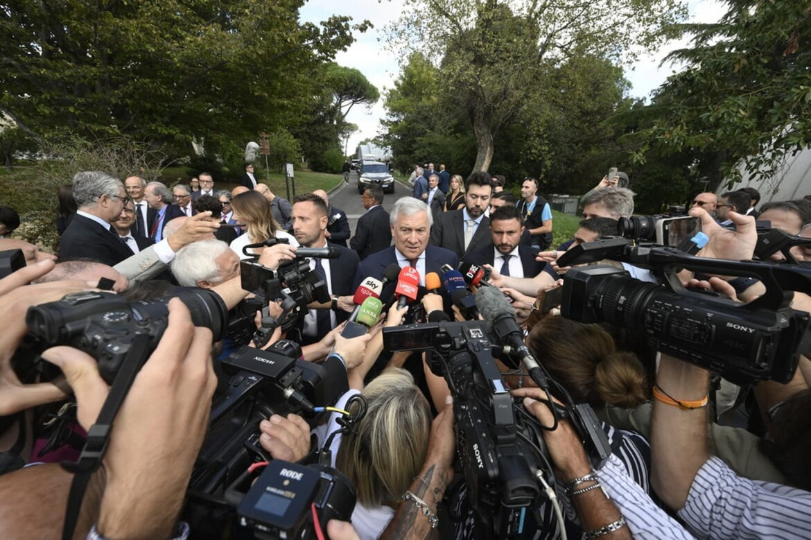Anche Tajani prende la clava contro la sinistra e il dissenso Anche Tajani prende la clava contro la sinistra e il dissenso