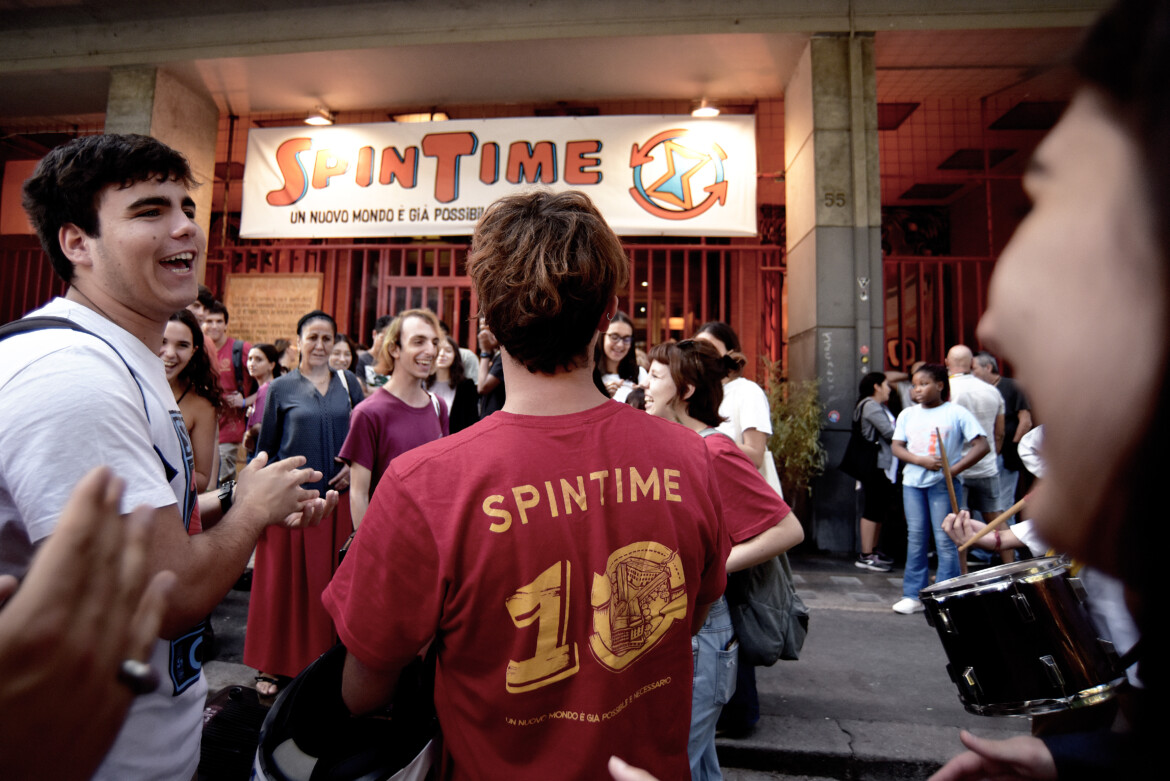 Il Giubileo di SpinTime: movimenti mondiali nel palazzo occupato