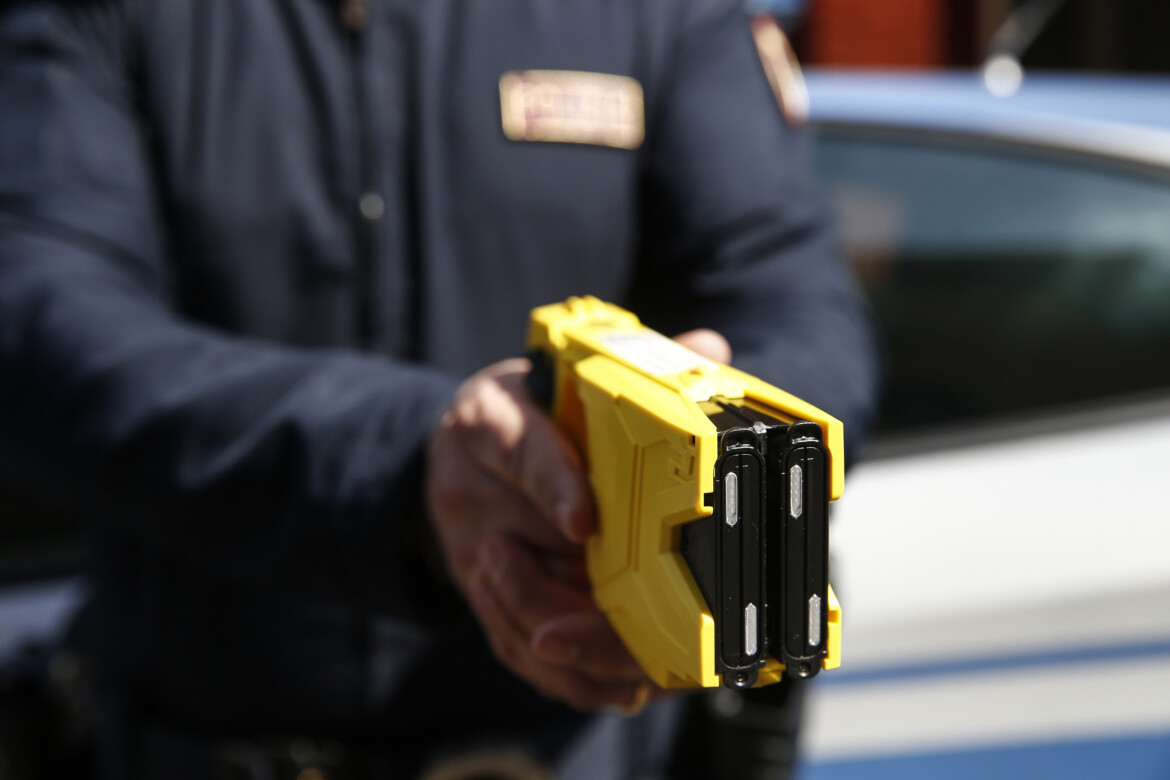 Napoli, morto col taser: 5 carabinieri indagati