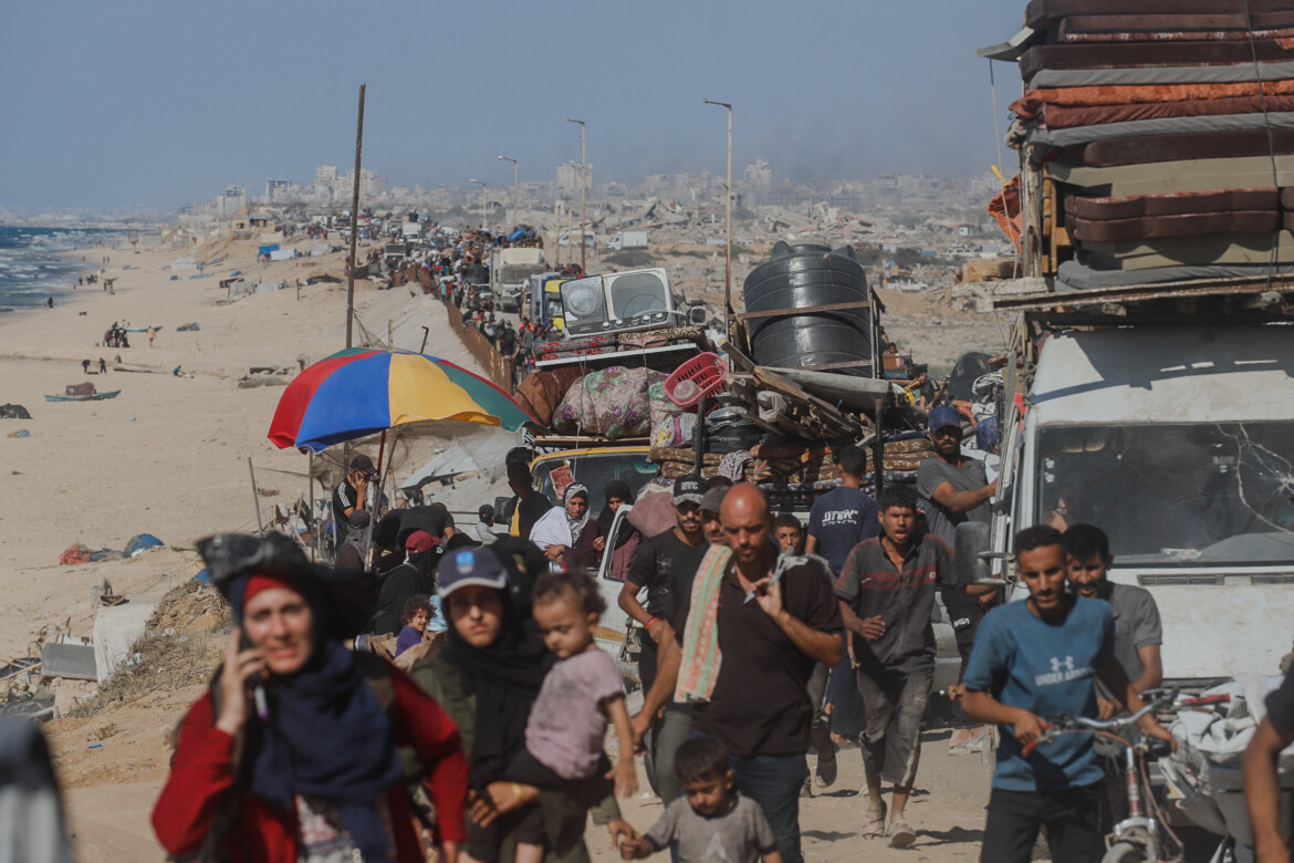 Case, civili, tende: tutta Gaza nel mirino. Stragi negli ospedali