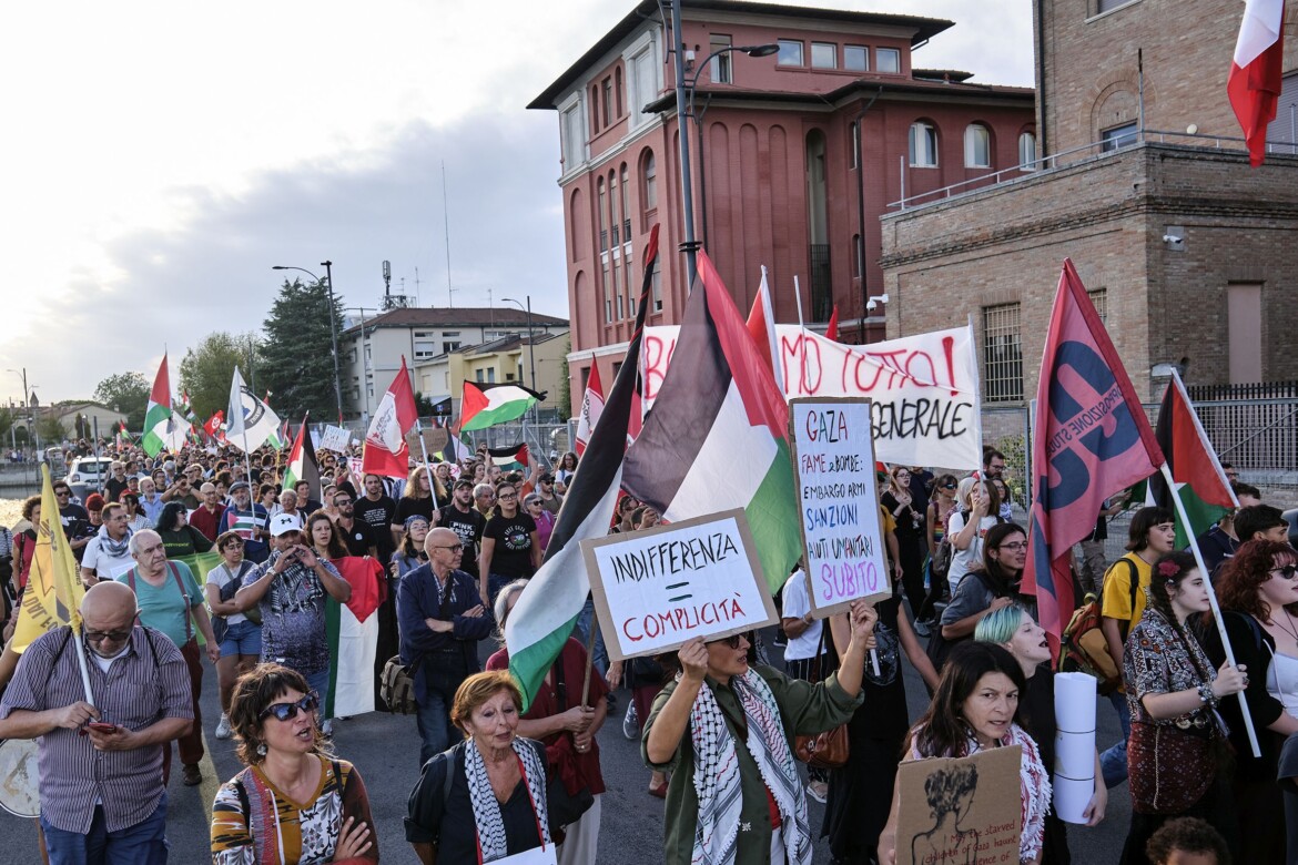 Armi dirette in Israele con il trucco. Ravenna insorge: non si passa