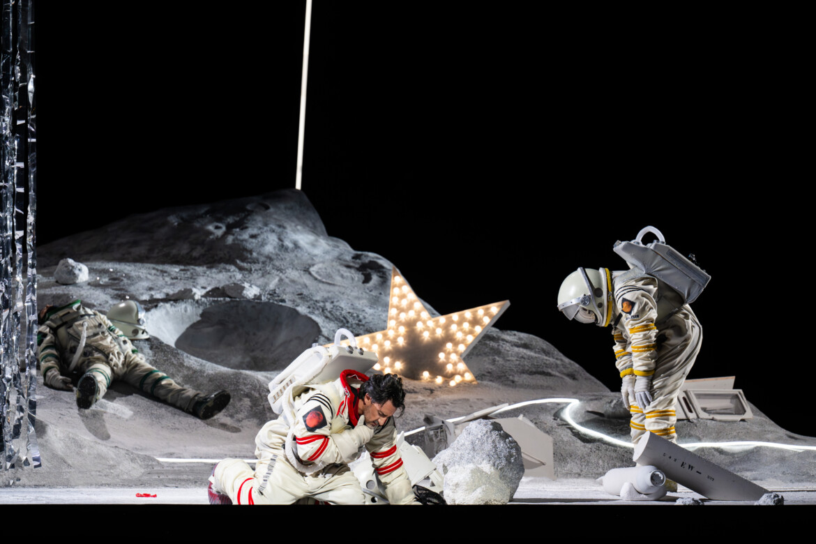 Flashback sospesi e astronauti, se lo spazio interstellare soffoca La Bohéme Flashback sospesi e astronauti, se lo spazio interstellare soffoca La Bohéme