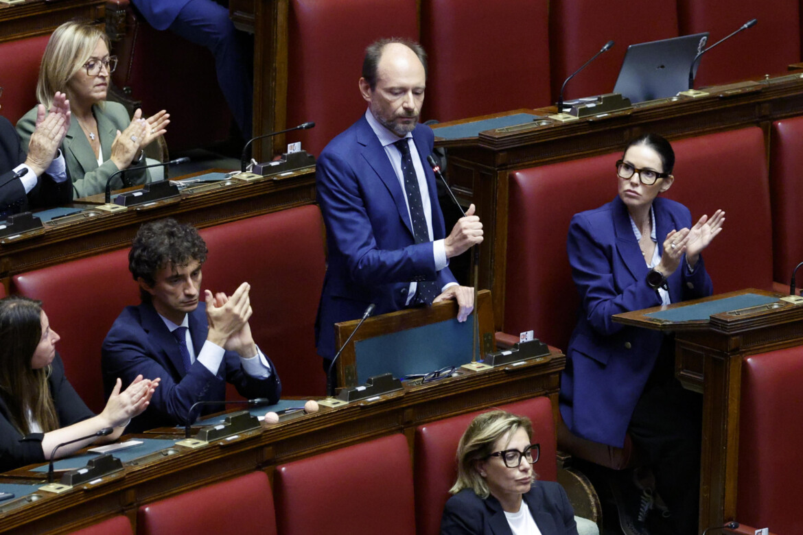 In parlamento va in scena la «santificazione» di Kirk