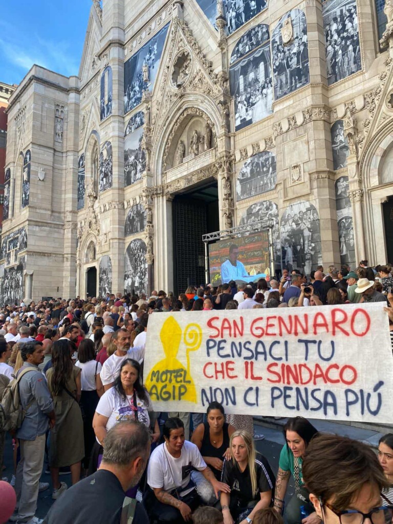 Le famiglie sgomberate occupano il Duomo di Napoli