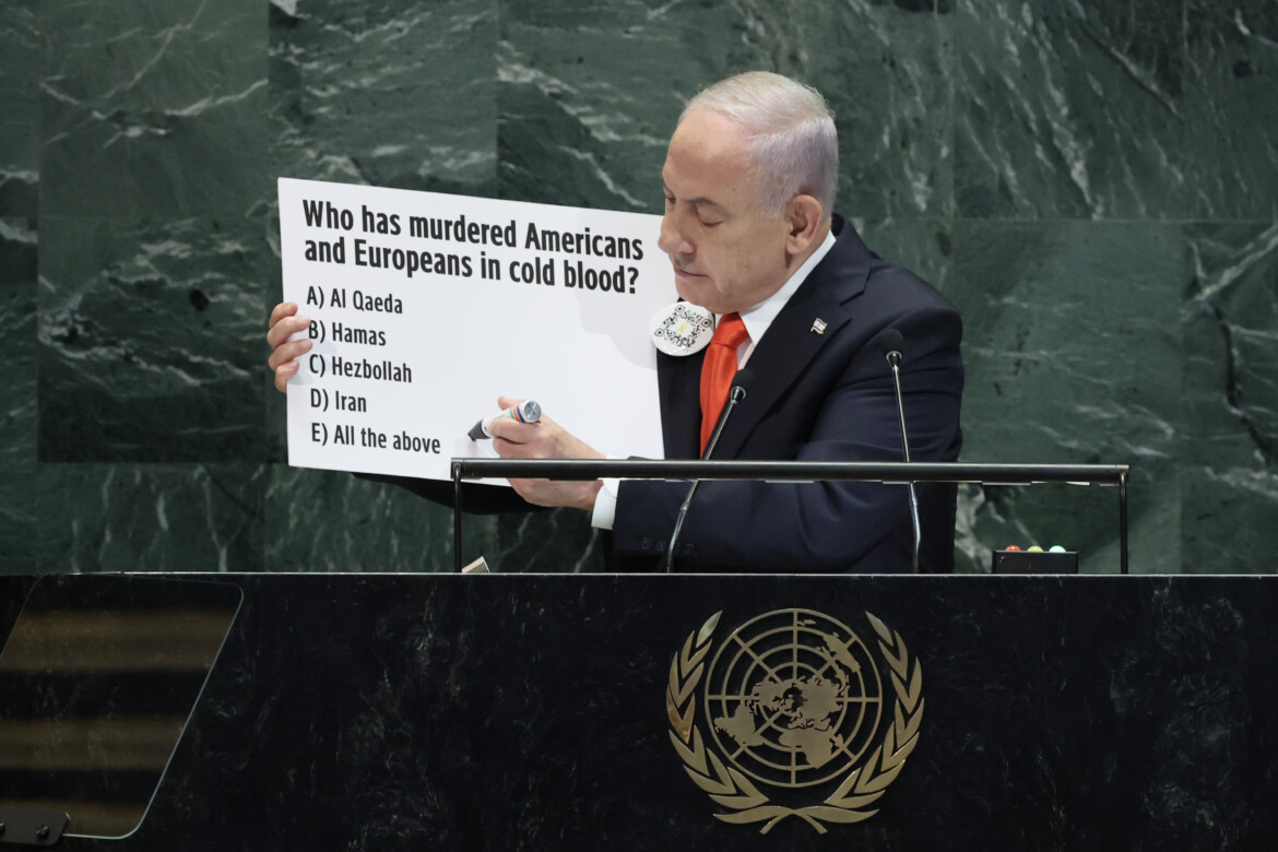 Davanti all’aula vuota Netanyahu mente e accusa mezzo mondo
