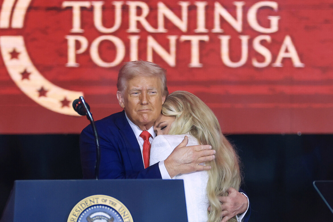 Charlie Kirk: Maga mette in scena una beatificazione dalle tinte fosche Charlie Kirk: Maga mette in scena una beatificazione dalle tinte fosche