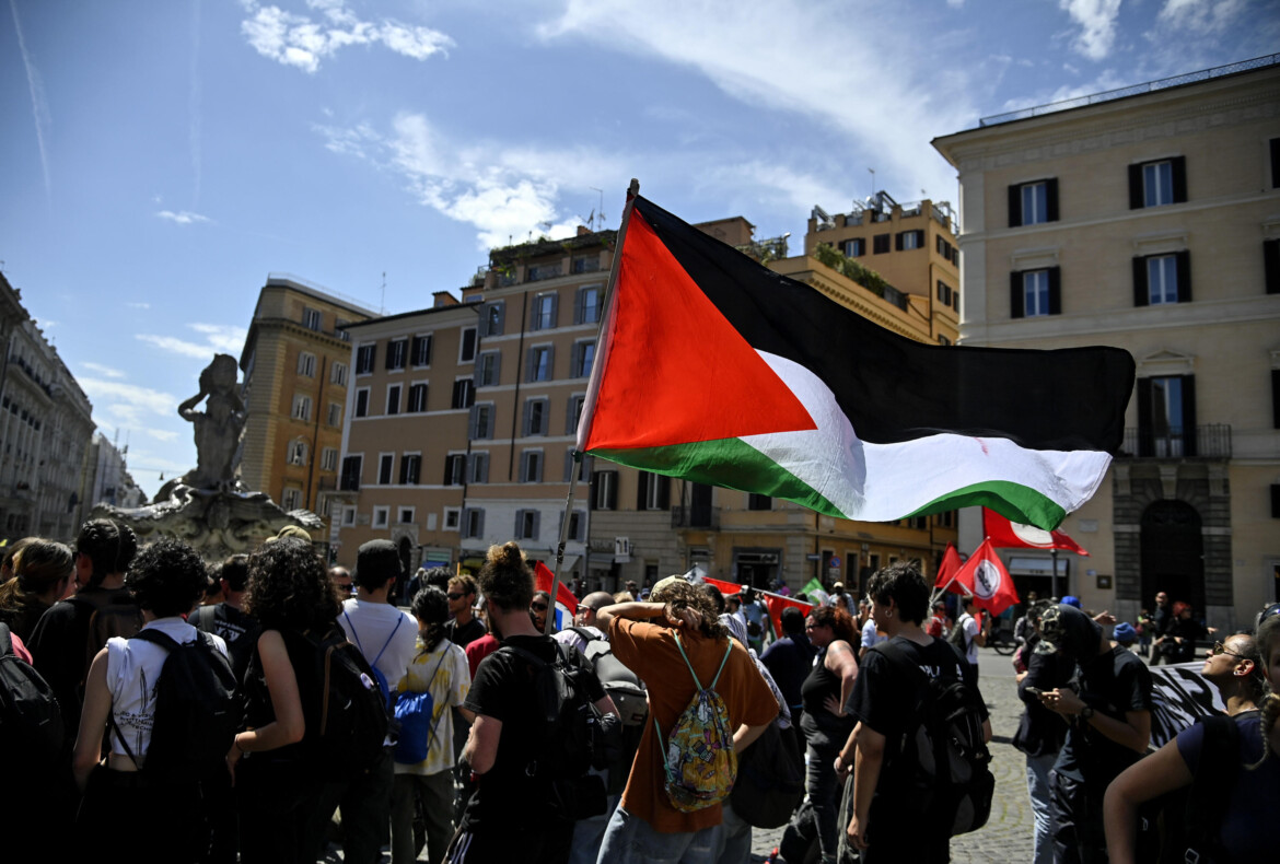 Francia, «bandiere palestinesi nelle città». E Faure finisce sotto accusa