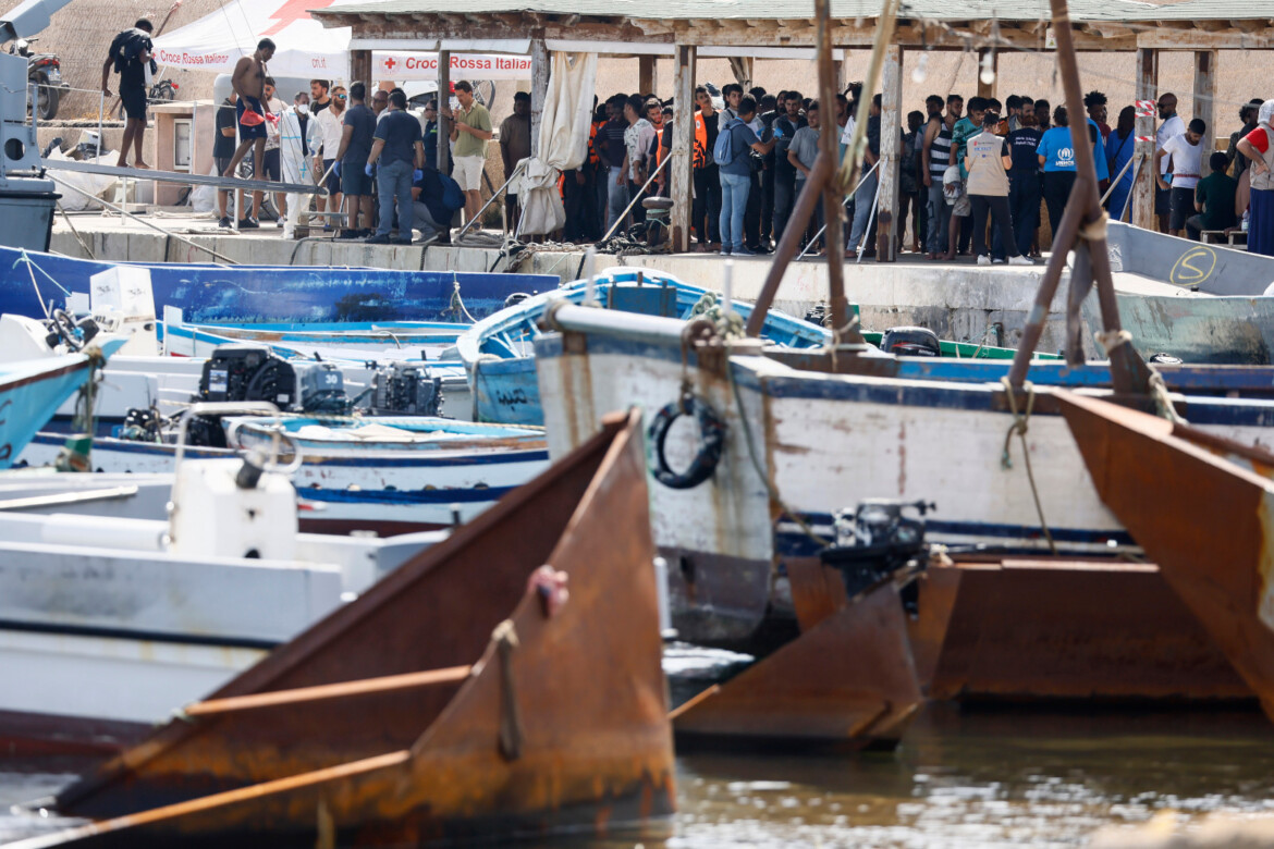 Quasi mille arrivi a Lampedusa. Morti due migranti Quasi mille arrivi a Lampedusa. Morti due migranti