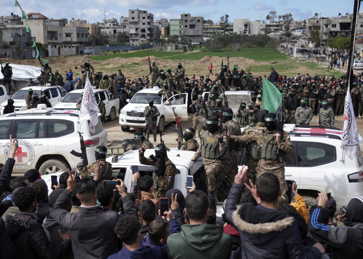 Hamas approva il piano di Trump, ma non si disarma