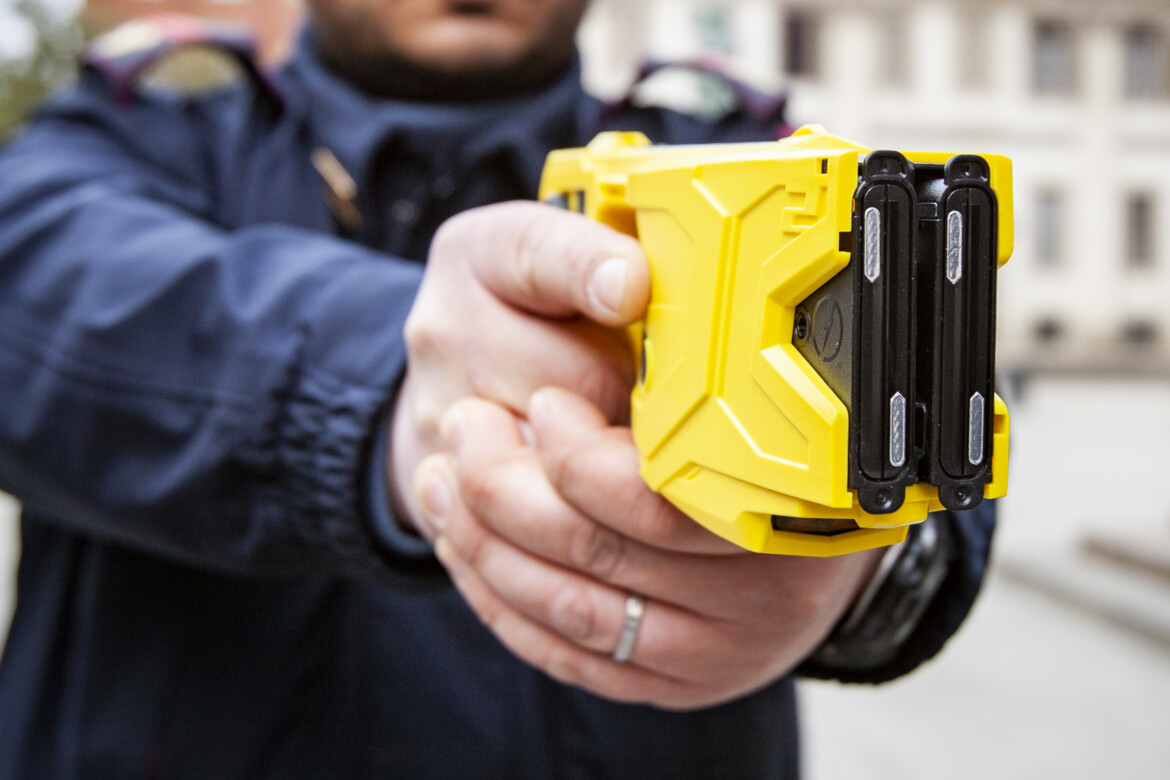 Napoli, lo fermano col taser. Muore in ambulanza