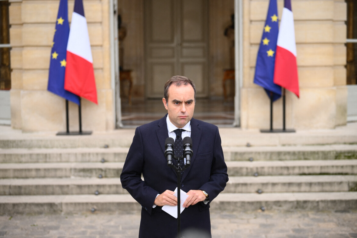 Macron è sempre più solo, cresce il pressing: «Dimettiti» Macron è sempre più solo, cresce il pressing: «Dimettiti»