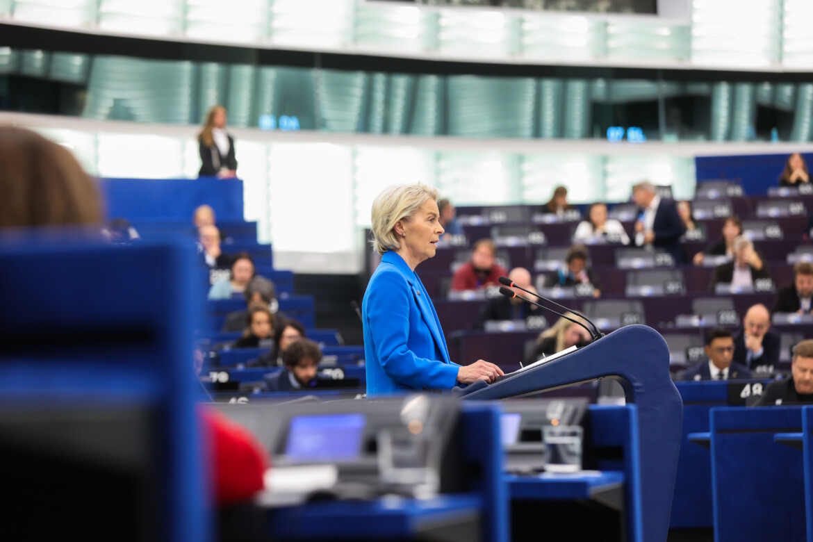 «Guerra ibrida russa», così Von der Leyen rilancia il suo riarmo