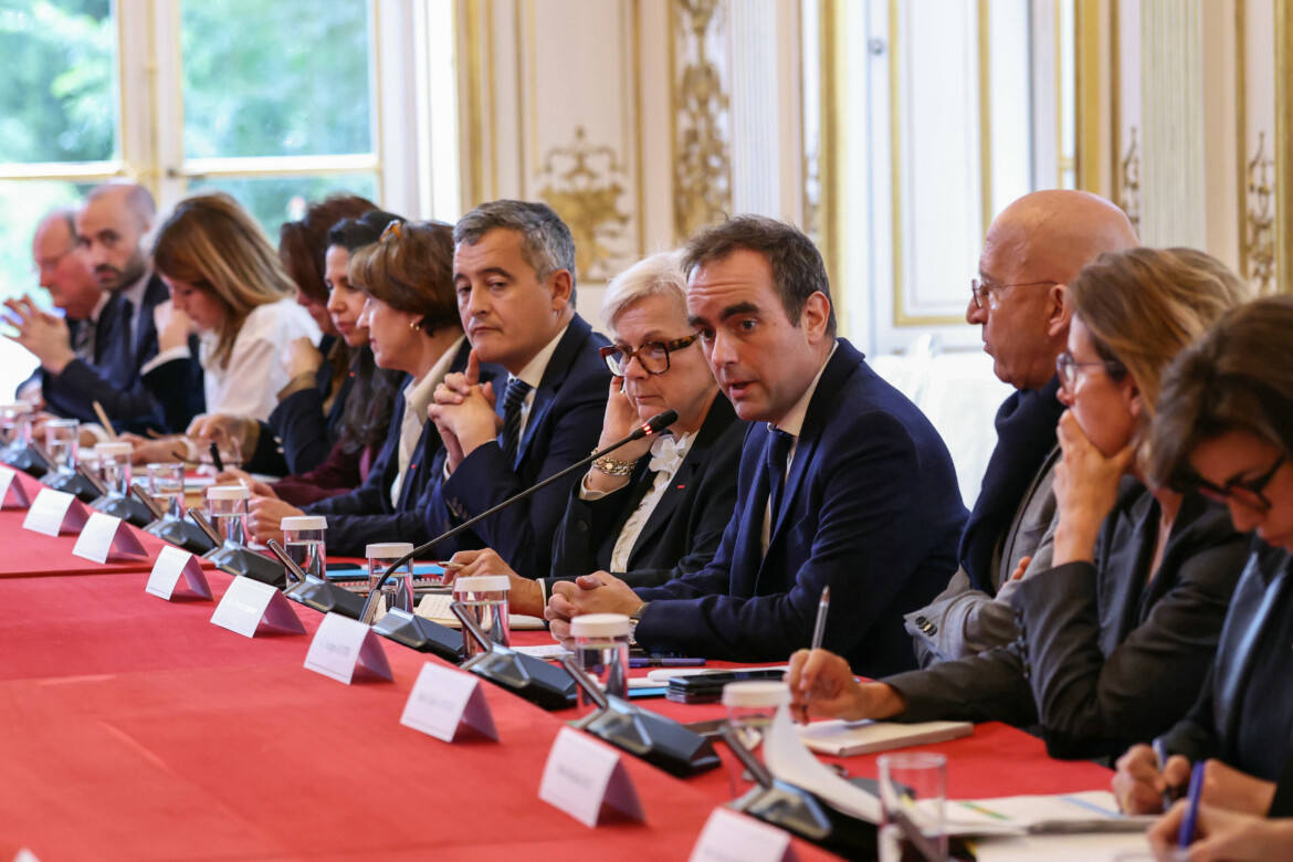 Francia: nuovo governo, stessi ministri. Censura Rn e Lfi