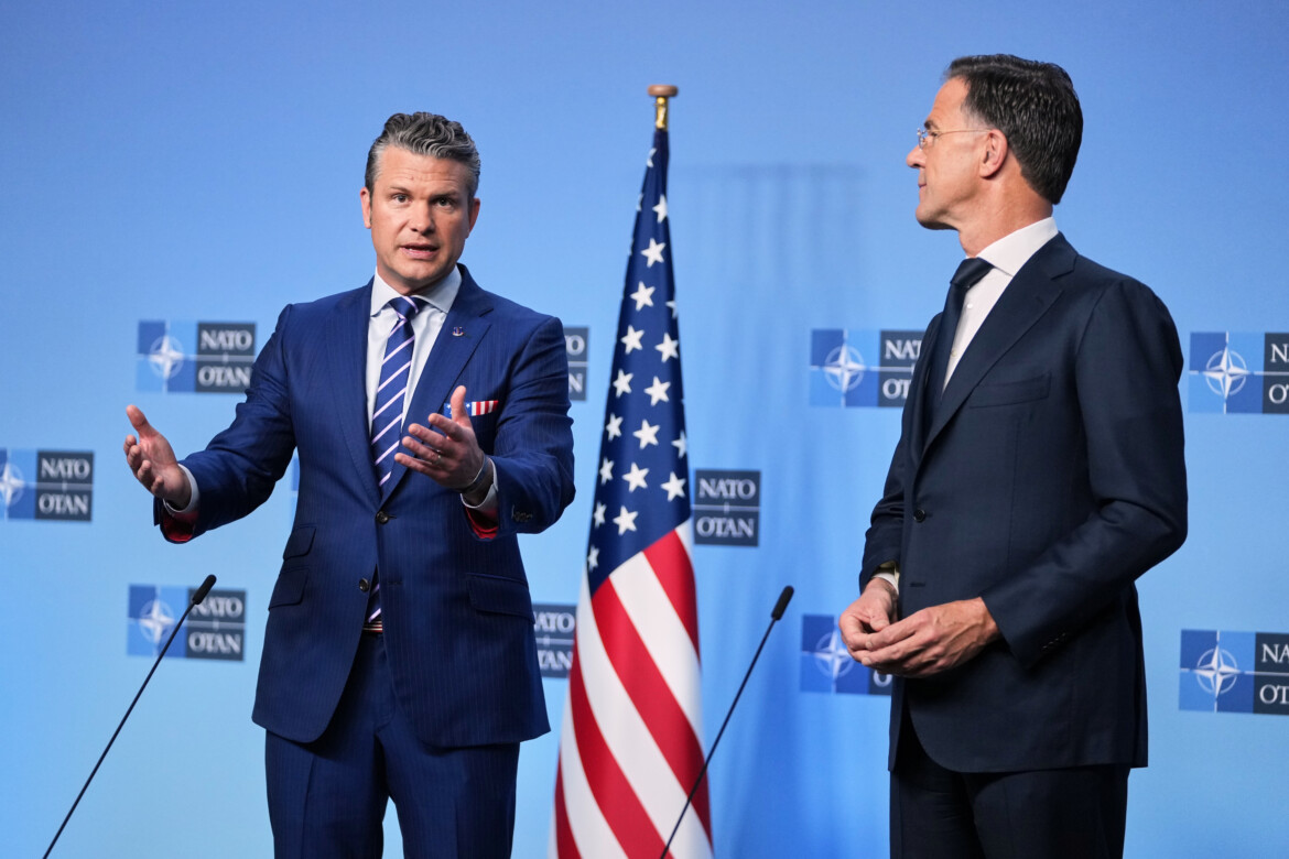 Hegseth alla Nato: «Comprate le armi Usa, basta scrocconi»