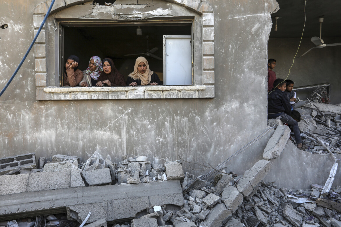 Gaza: macerie in vendita. Si cerca un tetto prima del freddo Gaza: macerie in vendita. Si cerca un tetto prima del freddo
