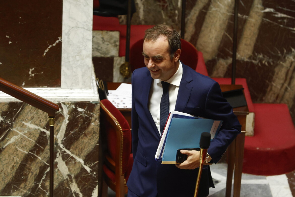 Francia, Lecornu si salva. Ora lo aspettano 70 giorni di fuoco