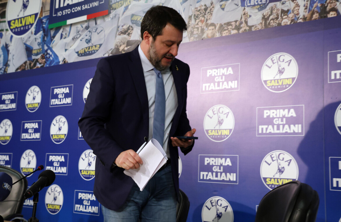 Salvini riunisce la Lega dopo il flop toscano Salvini riunisce la Lega dopo il flop toscano