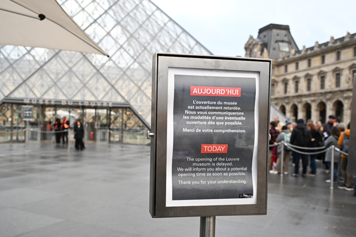 Furto al Louvre, il caso è già politico. I sindacati attaccano: «Avevamo avvertito» Furto al Louvre, il caso è già politico. I sindacati attaccano: «Avevamo avvertito»