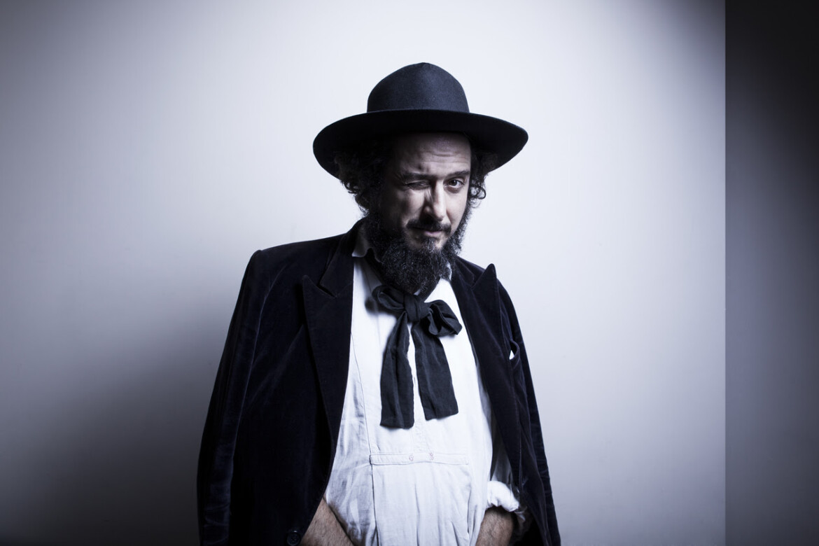 Vinicio Capossela: «Nel Bosco di latte per preservare la poesia, anche nel disastro» Vinicio Capossela: «Nel Bosco di latte per preservare la poesia, anche nel disastro»