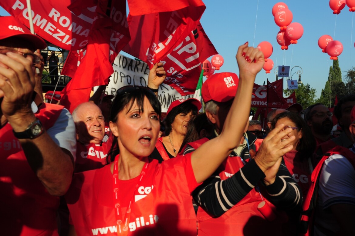 Due mesi di manifestazioni: «No alla manovra di guerra» Due mesi di manifestazioni: «No alla manovra di guerra»